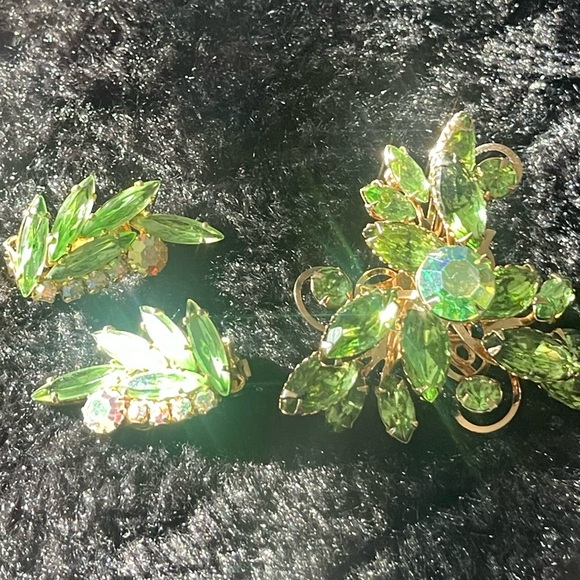 Rare 1950s Green Crystal Brooch & Earrings Set